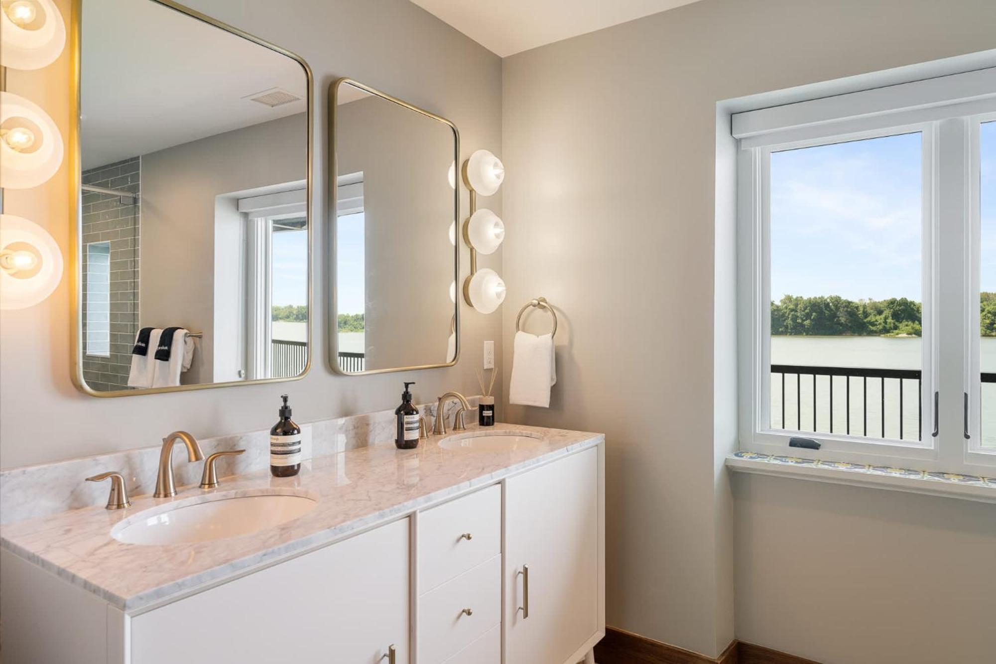 Elegant Riverside Escape Bottom-floor Haven * Louisville