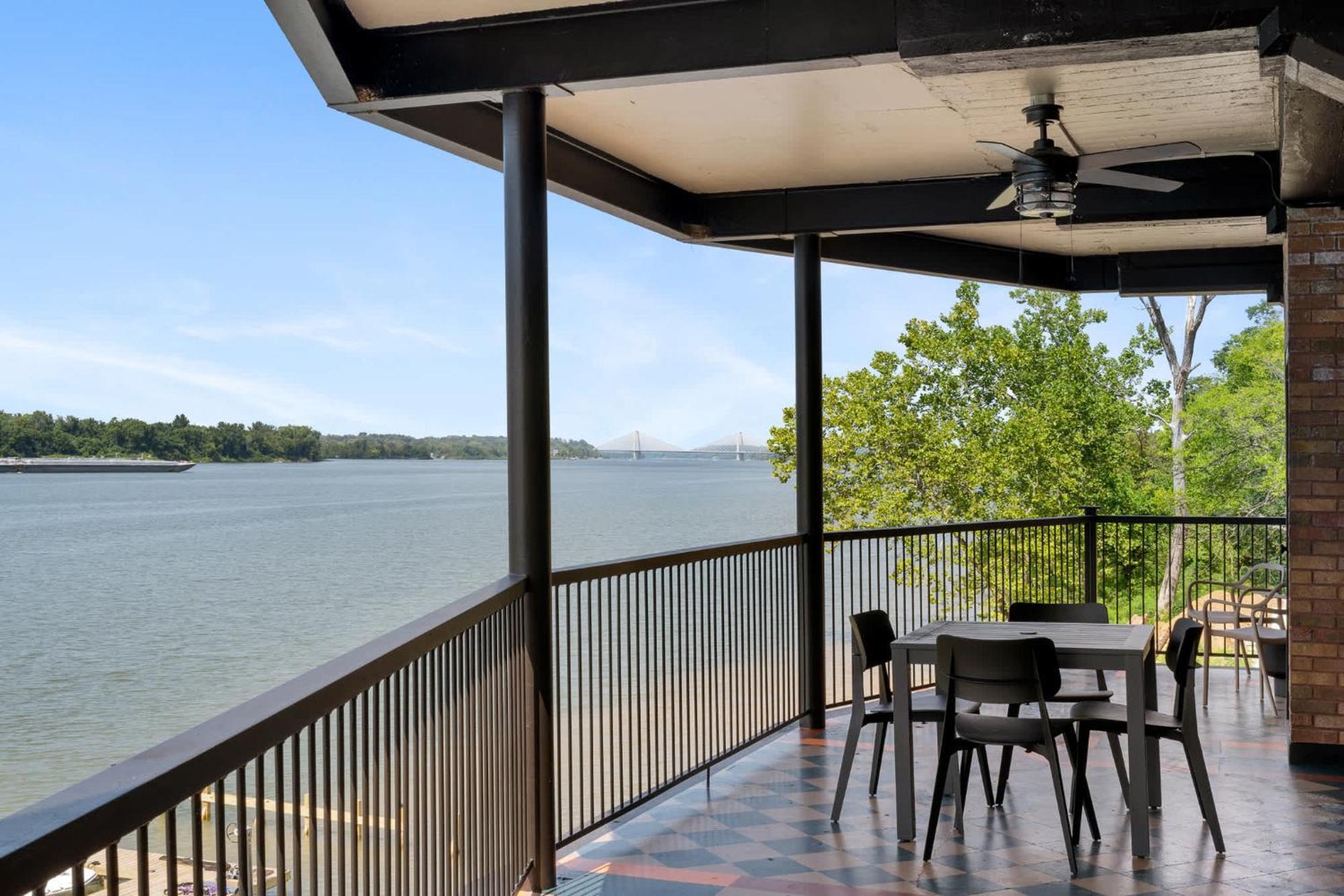 Elegant Riverside Escape Bottom-floor Haven Holiday home *