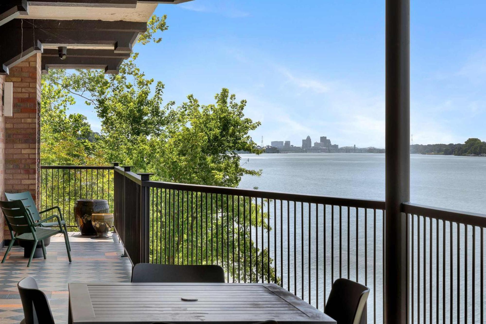 Holiday home Elegant Riverside Escape Bottom-floor Haven *