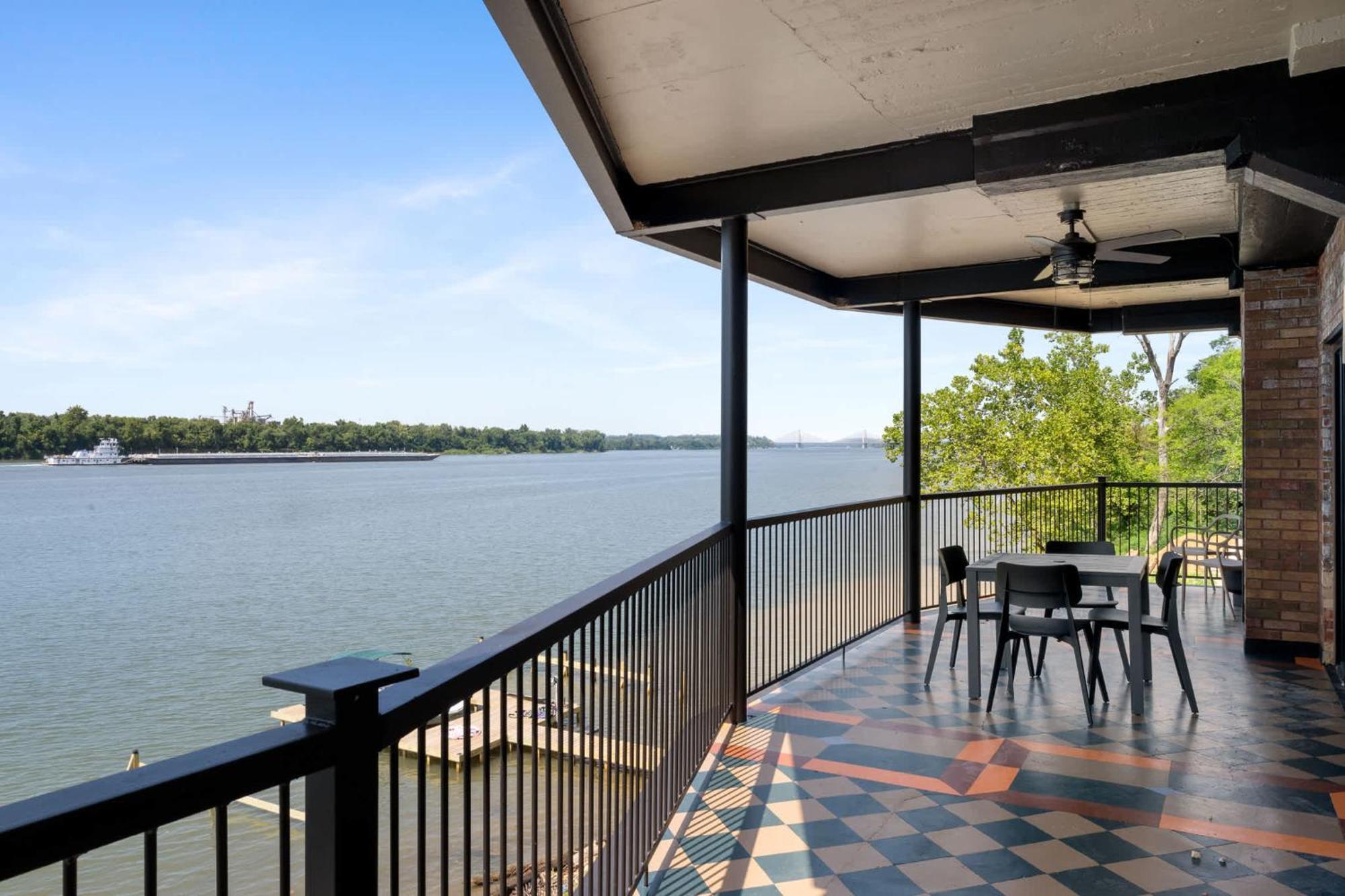 Elegant Riverside Escape Bottom-floor Haven Holiday home