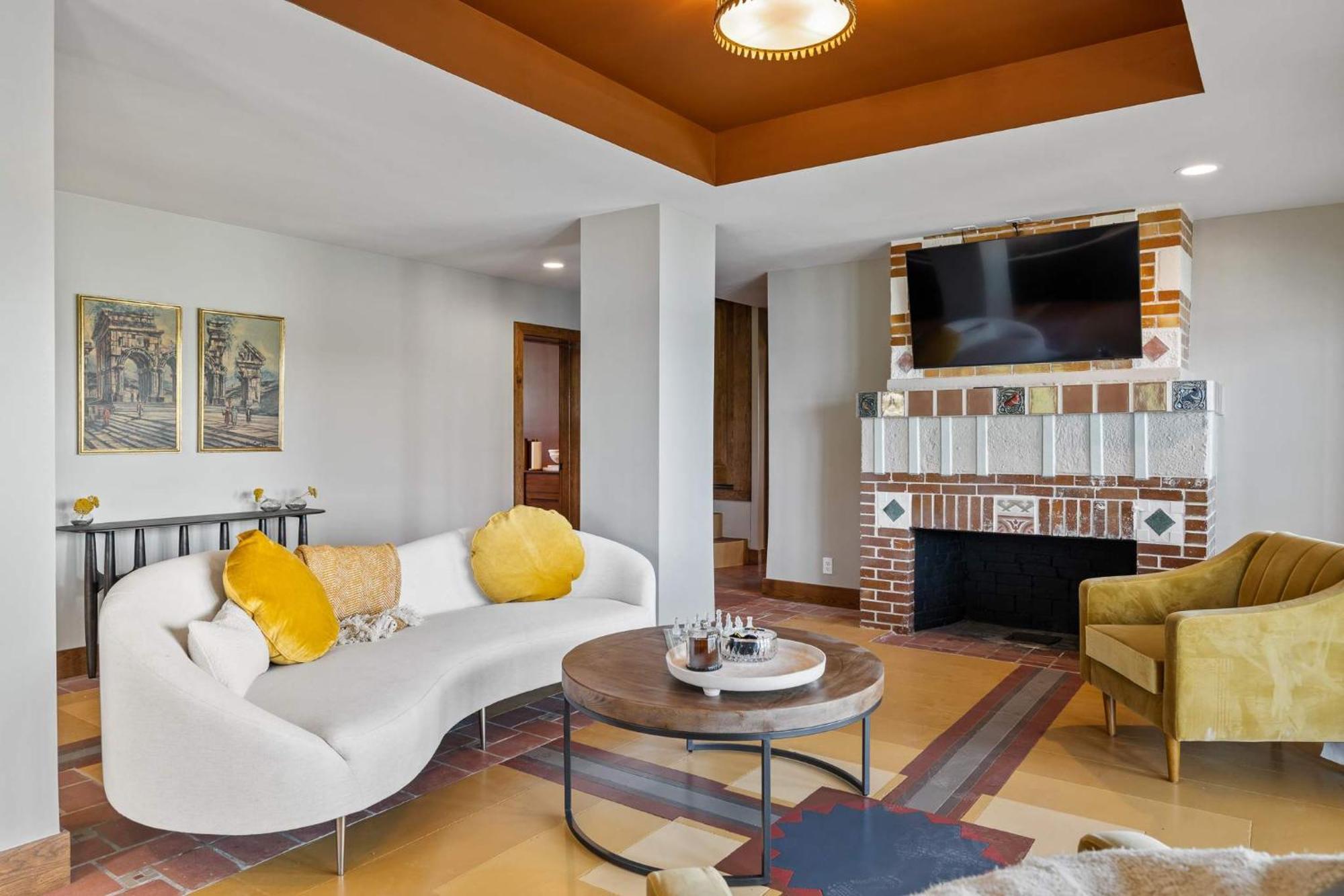 Elegant Riverside Escape Bottom-floor Haven