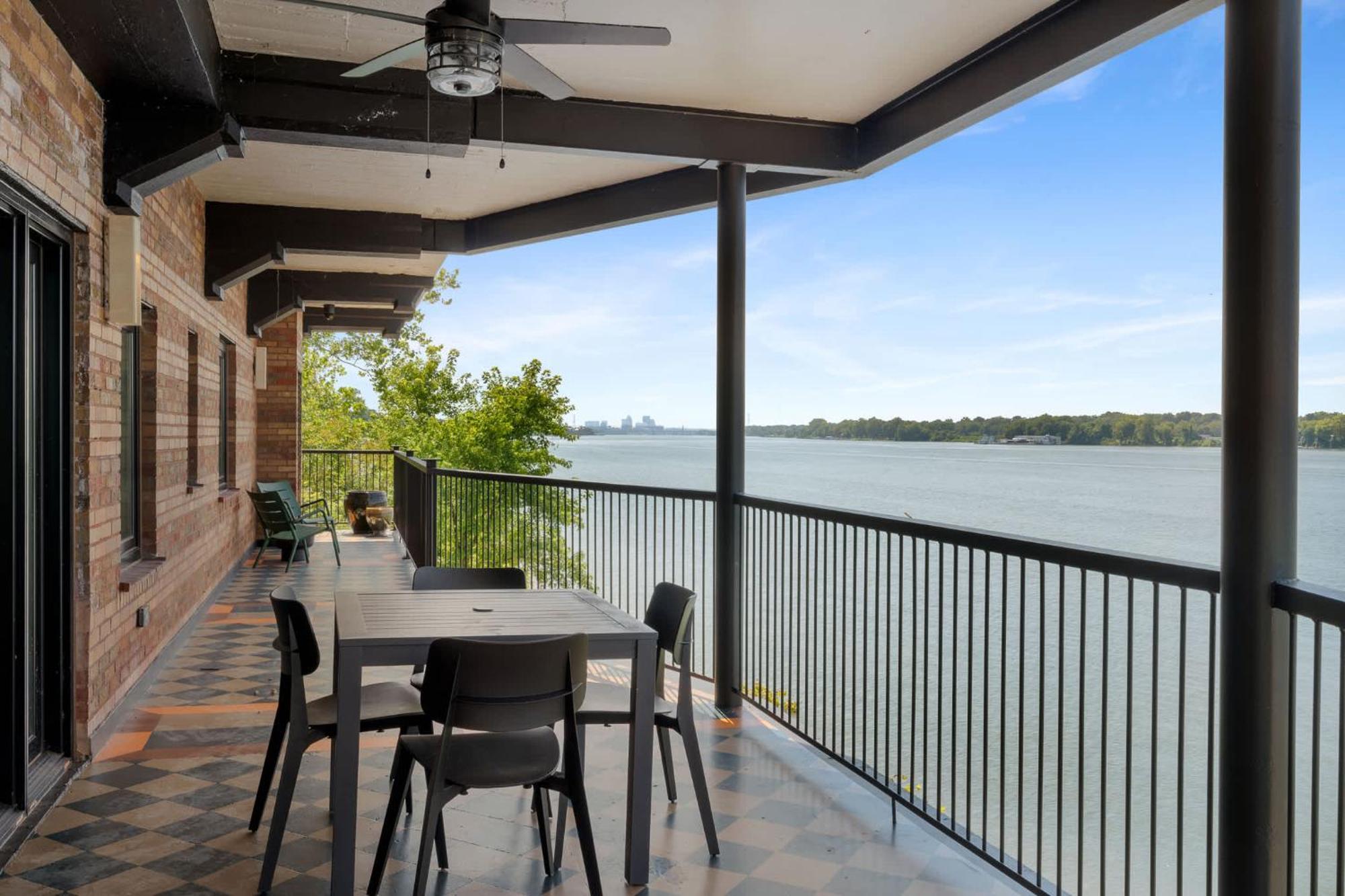 Elegant Riverside Escape Bottom-floor Haven Holiday home